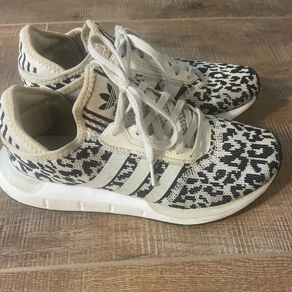 Adidas leopard print/Black, Tan and White Patterned Sneakers
